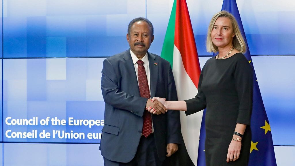 Abdalla Hamdok kätteli tapasi marraskuussa italialaisen vasemmistopoliitikko Federica Mogherinin, joka on Euroopan unionin ulkoasioiden ja turvallisuuspolitiikan korkea edustaja. Kuva: AOP.