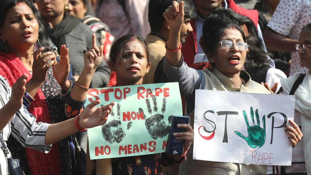 Seksuaalista väkivaltaa vastustava mielenosoitus Intiassa. Kuvituskuvaa.