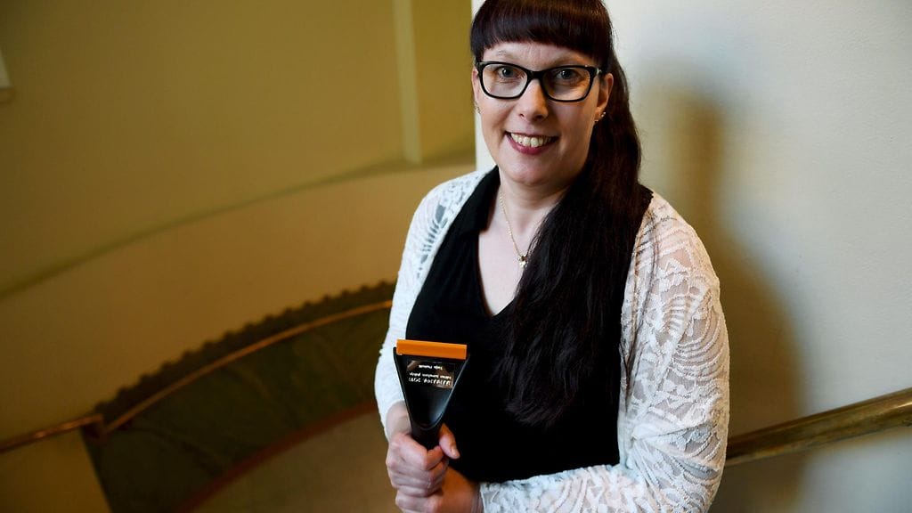 Vuoden 2018 Jääraappa-palkinnon saaja, lähihoitaja Tarja Parkatti Tutkivan journalismin yhdistyksen palkitsemistilaisuudessa toukokuussa 2019. Jääraappa-palkinto jaetaan tunnustuksena avoimuuden edistämisestä yhteiskunnassa.