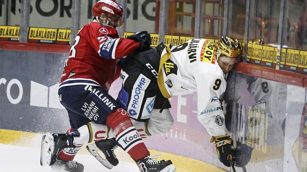 HIFK:n Rony Ahonen taklasi rajusti Kärppien Jesse Puljujärveä.