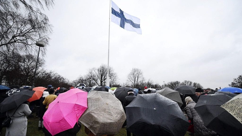 Suomalaisuuden Liiton valtakunnallista lipunnostoa seurattiin sateenvarjojen suojasta Tähtitornimäellä Helsingissä itsenäisyyspäivän aamuna.