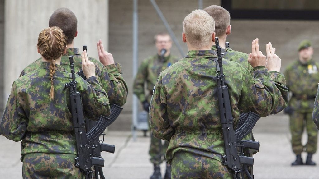 Ensimmäiset naiset aloittivat vapaaehtoisen asepalveluksen Suomessa vuonna 1995.