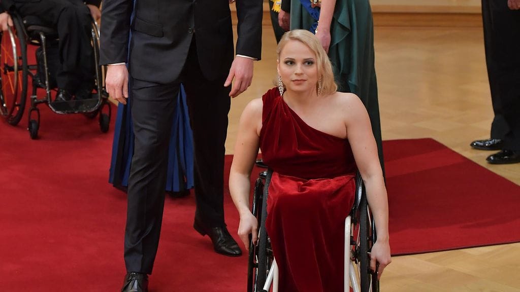 Amanda Kotaja pukeutui tuttuun pukuunsa jo toissa vuoden vastaanotolla.