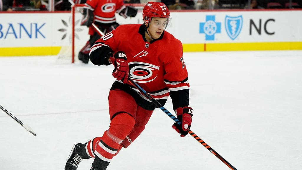 Sebastin Aho yllätti Dougie Hamiltonin taklauksella.