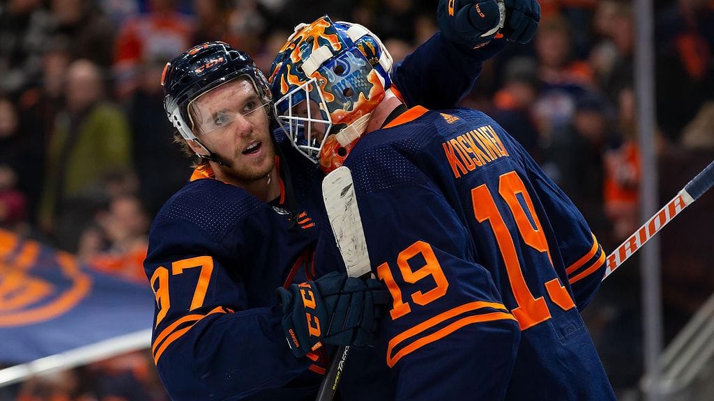 Connor McDavid ja Mikko Koskinen juhlivat voittoa.