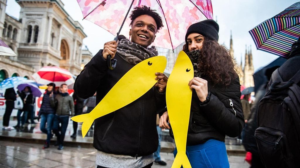 Mielenosoittajia sardiinien äärioikeistoa vastustavassa mielenosoituksessa 1. joulukuuta Milanossa, Italiassa.