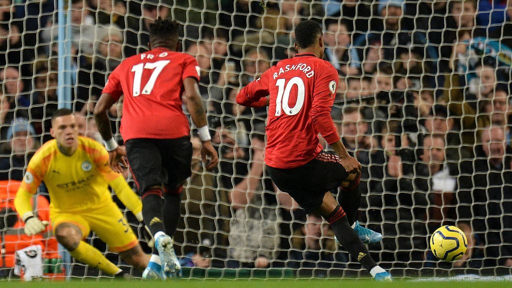 Manchester Unitedin Marcus Rashford osui Cityä vastaan rangaistuspotkusta.
