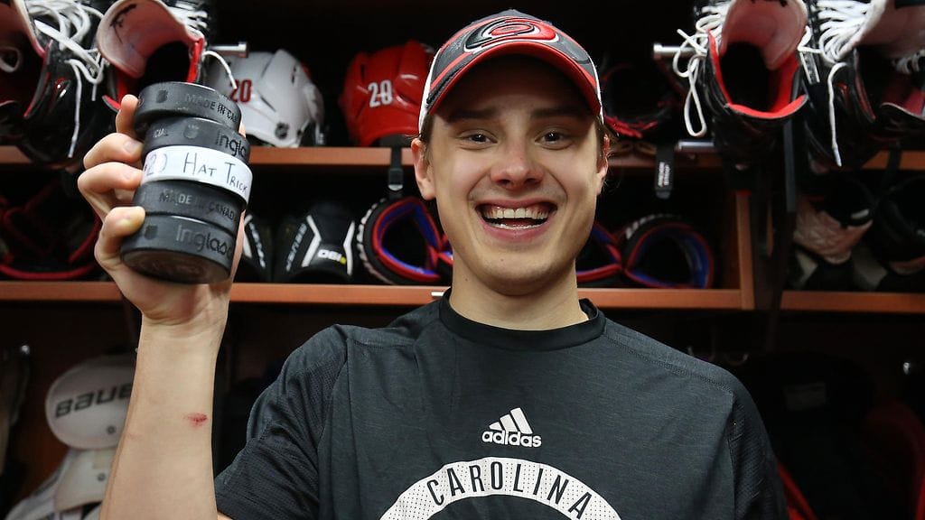 Sebastian Aho ja ennätysillan muistokiekot.