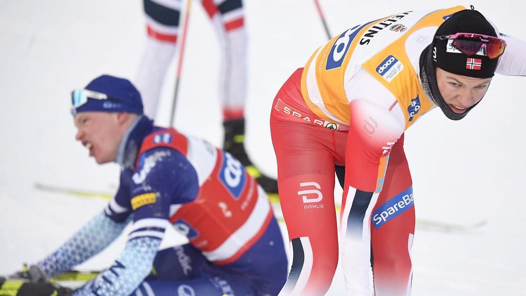 Iivo Niskanen (vas.) kilpaili myös viestissä, Norjan Johannes Hösflot Kläbo ei.