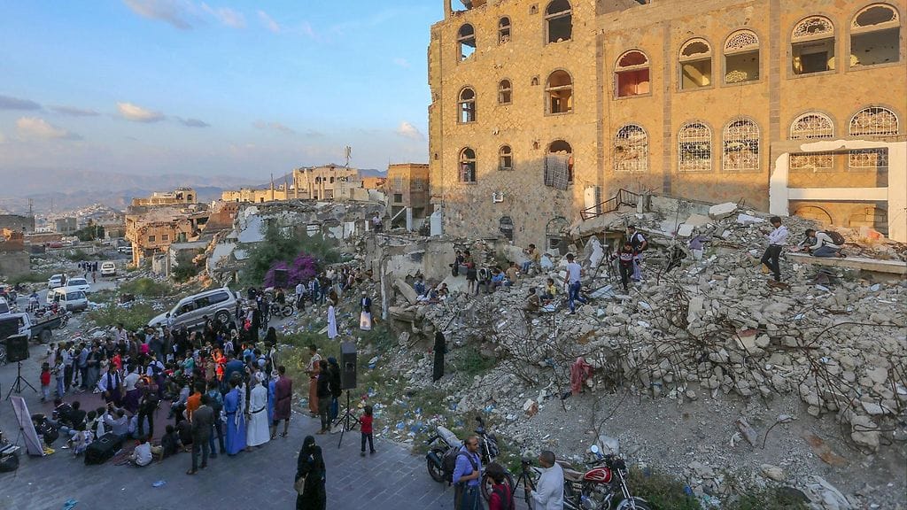 Arkistokuva. Jemenin taisteluissa kymmeniä lapsia kuolee tai haavoittuu yhä joka kuukausi, kertoo Pelastakaa Lapset -järjestö.