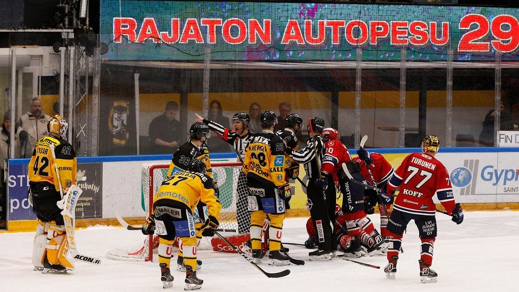 Kärppien maalivahdin Patrik Rybarin tempaisu sai aikaan kovan hässäkän.