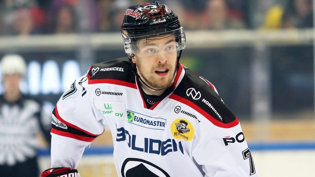 Jarno Kärki kuvattuna viime kaudella Ässien paidassa.