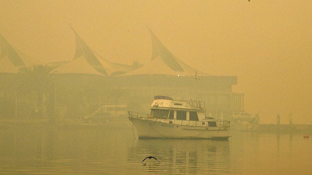 Australian suurimpaan kaupunkiin Sydneyyn kulkeutuu yhä sankempaa savusumua sen ympärillä riehuvista maastopaloista.