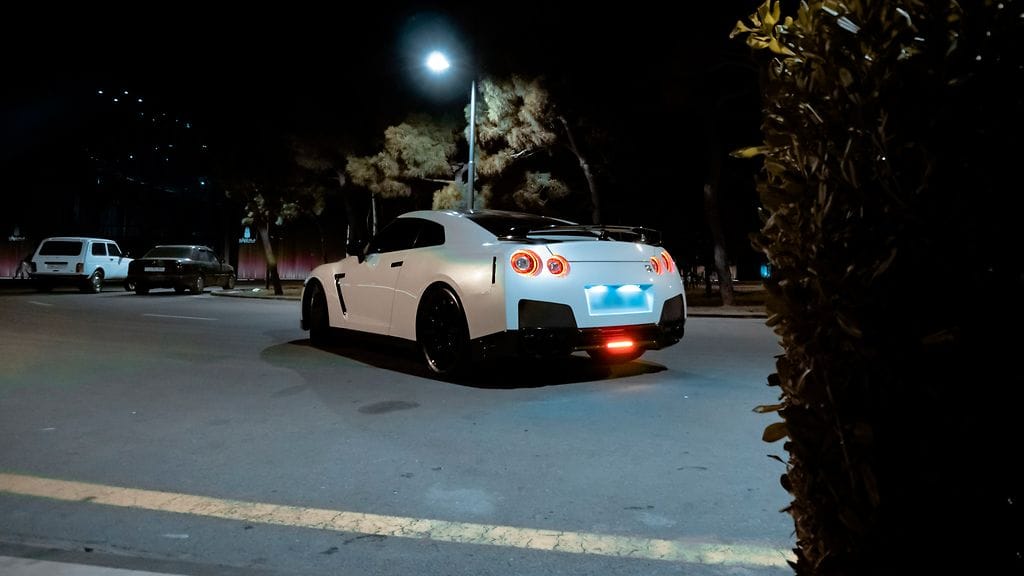 Nissan GT-R on tehokas urheiluauto. Kuvan auto ei liity tapaukseen.