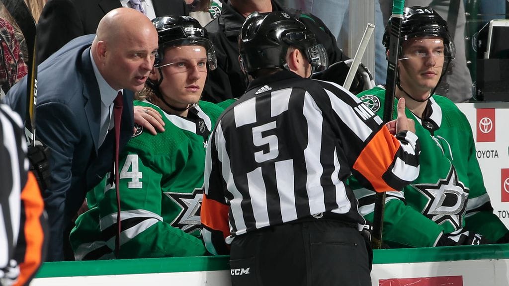 Dallas antoi Jim Montgomerylle potkut epäammattimaisen käytöksen takia. Kuvassa keskellä Roope Hintz.