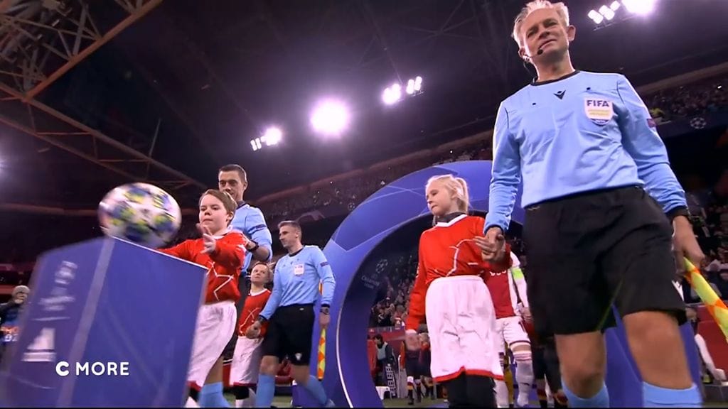 Vili, Lenni ja Laura pääsivät saattamaan tuomarit kentälle Mestarien liigassa.