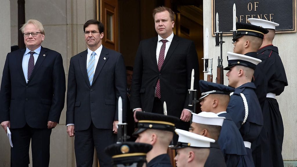 Yhdysvaltain puolustusministeri Mark Esper (keskellä), Suomen puolustusministeri Antti Kaikkonen (oikealla) ja Ruotsin puolustusministeri Peter Hultqvist (vasemmalla) tapasivat Pentagonissa Washingtonissa 10. joulukuuta 2019.