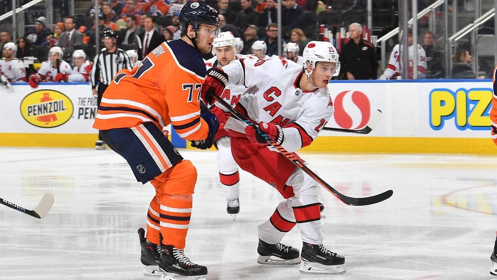 Edmontonin Oscar Klefbom ei saanut pidettyä Sebastian Ahoa kurissa.