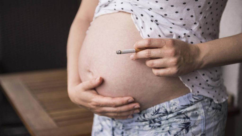 Raskauden aikainen tupakointi on yleisempää nuoremmissa ikäryhmissä.