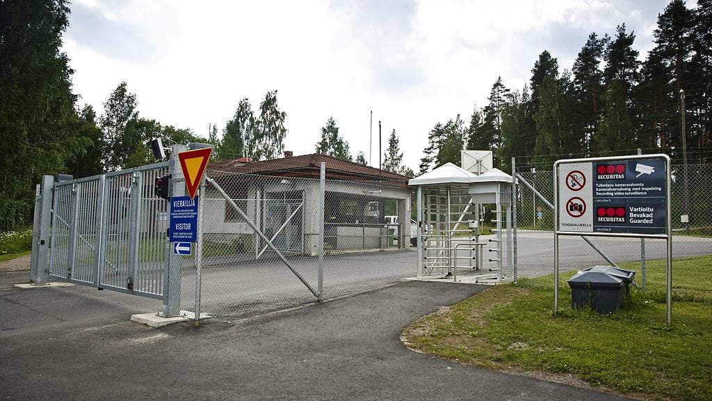 Tehtaan toimitusjohtaja Ilkka Heikkilä kertoo MTV Uutisille, että ruutipakkauksen polttokoe epäonnistui, jolloin ruutipakkaus räjähti.