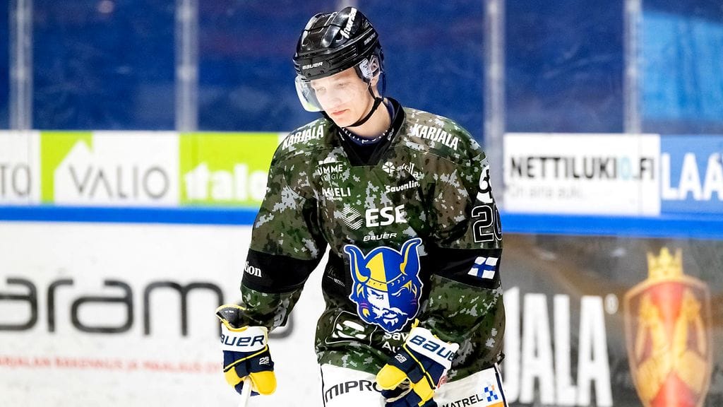 Patrik Puistola ei ole vielä päässyt jäälle, mutta ilman varusteita hän on jo harjoitellut.