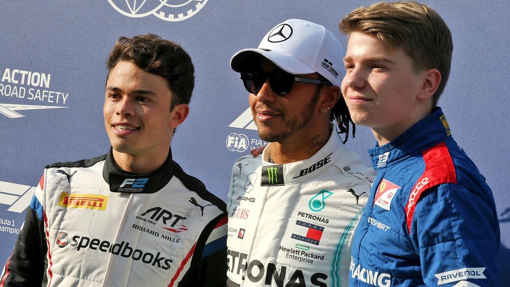 Nyck de Vries (vas.), Lewis Hamilton ja Robert Shwartzman kolmen mestarin yhteiskuvassa.