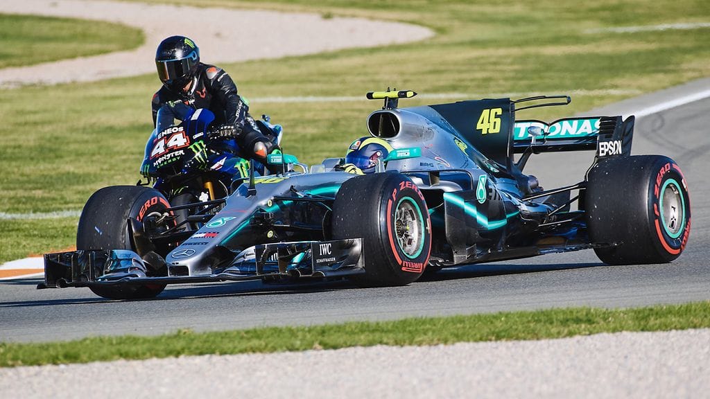 Lewis Hamilton (vas.) ja Valentino Rossi pääsivät kokeilemaan toistensa menopelejä Valenciassa.