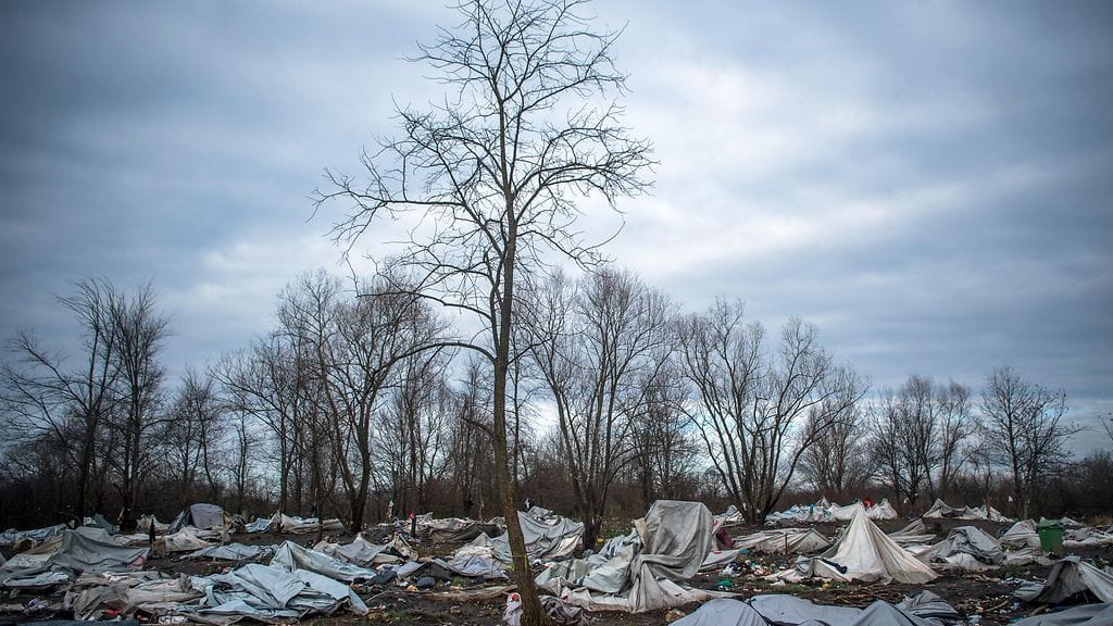 Vucjakin leiri on perustettu miinakenttien ympäröimälle vanhalle kaatopaikalle.