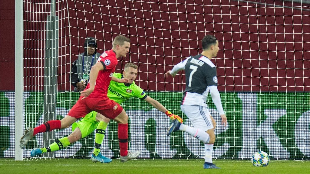 Cristiano Ronaldo maalasi Juventuksen avausmaalin Lukas Hradeckyn Leverkusenia vastaan.