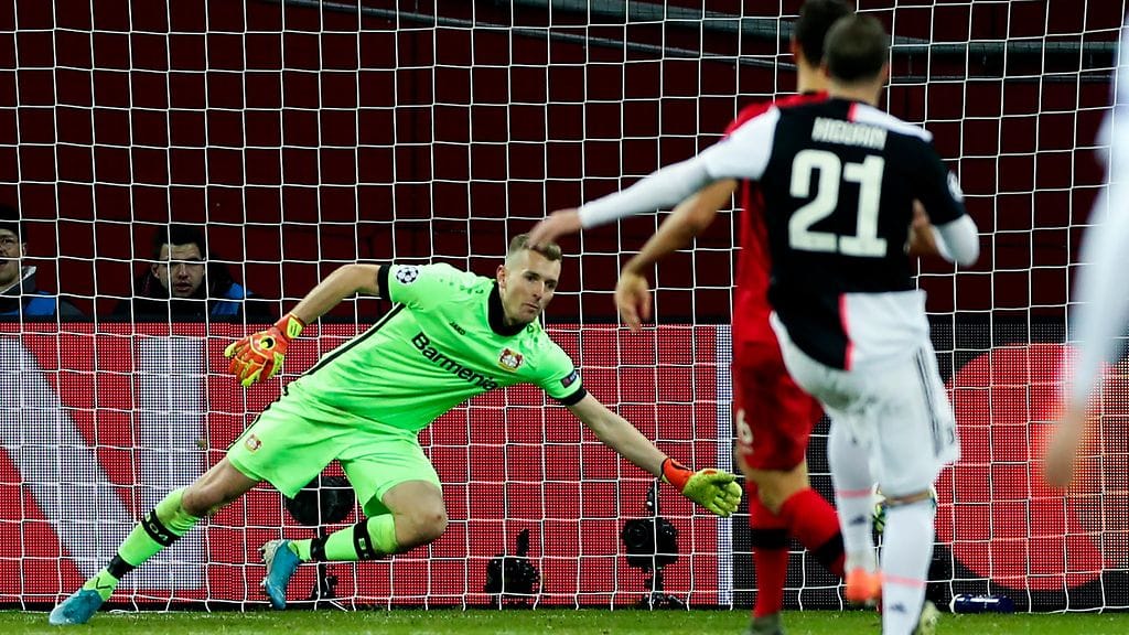 Juventus osui keskiviikkona kahdesti Lukas Hradeckyn selän taakse.