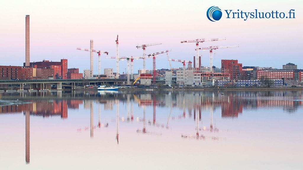 Suomalaisen Yritysluoton asiantuntijat käsittelevät yritysten lainahakemuksia toimistossaan Kalasatamassa Helsingissä.