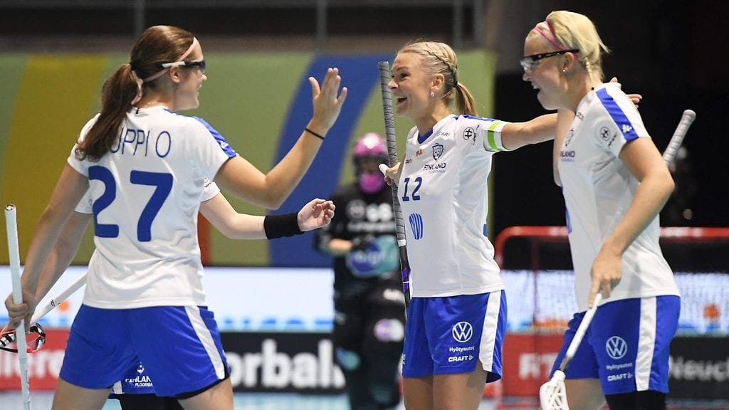 Oona Kauppi (vas.) mättäsi viisi maalia Slovakian verkkoon.