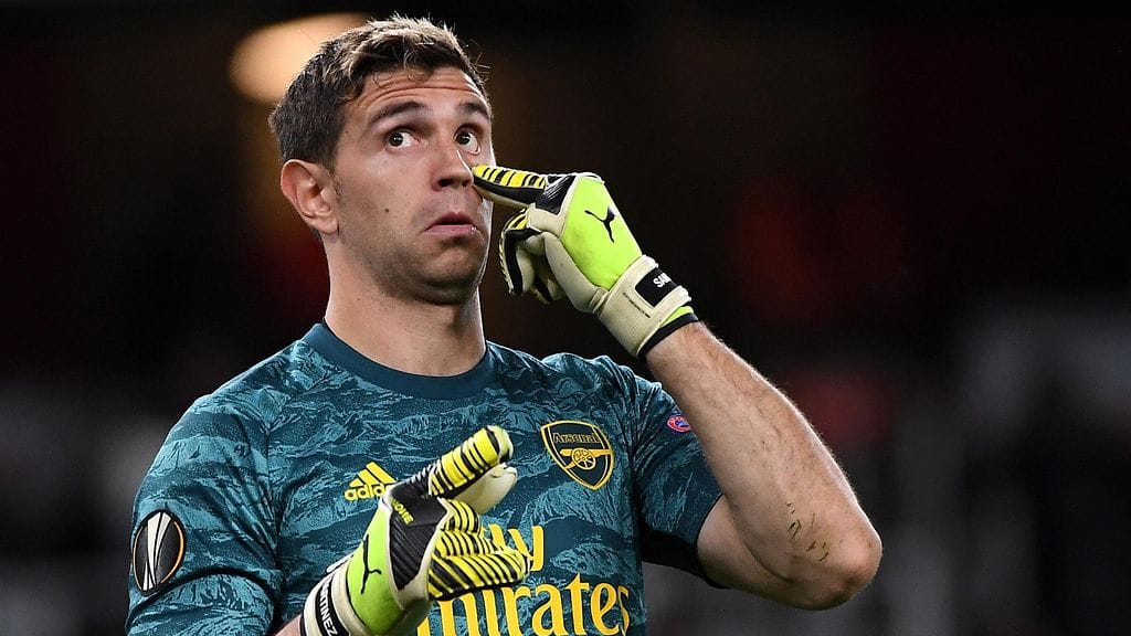Arsenal-maalivahti Emiliano Martinez seurasi hölmistyneenä pallon painumista maaliin, kun Standard Liege siirtyi 1–0-johtoon.