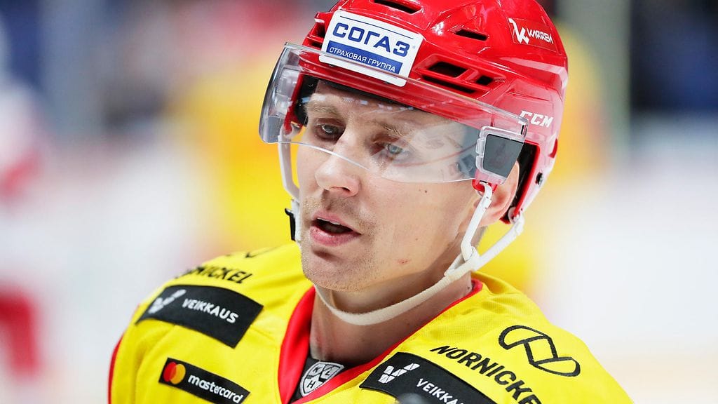 Veli-Matti Savinanen toi Leijonat tasoihin torstain Tshekki-pelin loppuhetkillä.