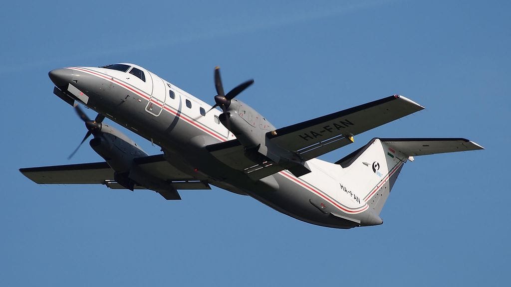 Kone oli kuvassa näkyvän Embraer EMB 120 -tyyppinen. Kuvituskuva.