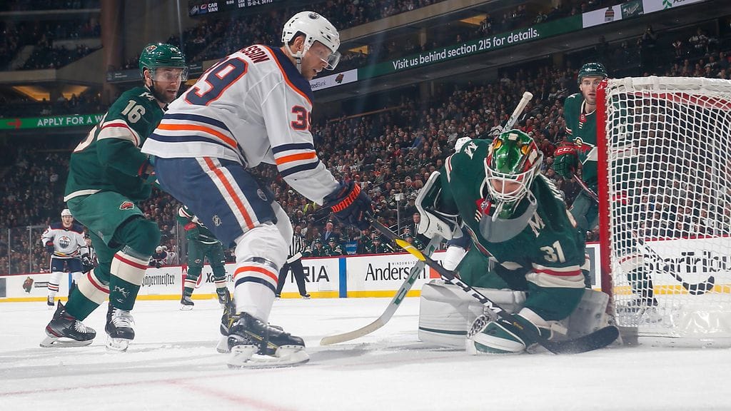 Kaapo Kähkönen sulkee kiekon Alex Chiassonilta.