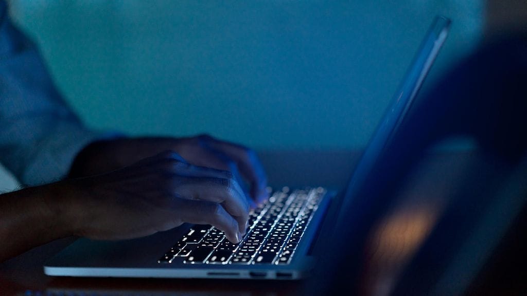 Videolla näkyy, miten mies puhui 8-vuotiaalle Alyssalle ja kertoi olevansa joulupukki.