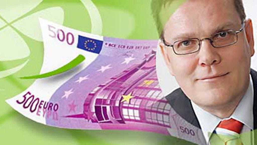 Keskustan puoluesihteerin on epäilty pyörittäneen KMS-yhdistystä.