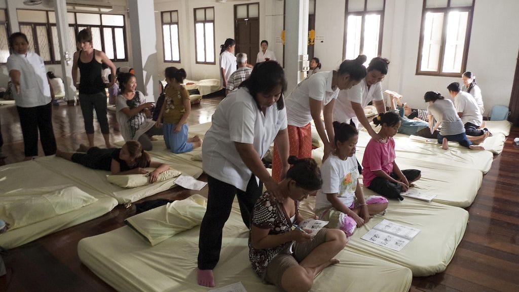 Hierontaopettajia ja oppilaita harjoitteli perinteistä Nuad Thai -hierontaa hierontakoulussa Bangkokissa, Thaimaassa.