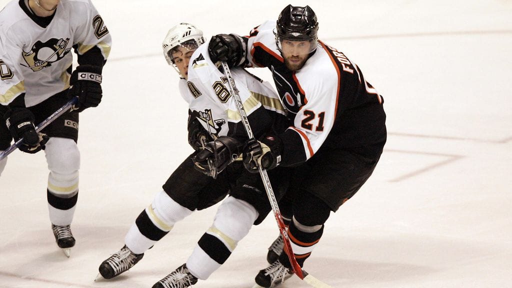 Peter Forsberg (oik.) tarjoili poikittaista mailaa Sidney Crosbylle tammikuussa 2006.