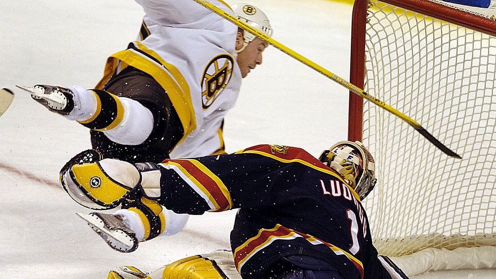 Boston Bruinsin Ted Donato lensi ilmavasti Florida Panthersin Roberto Luongon syliin.