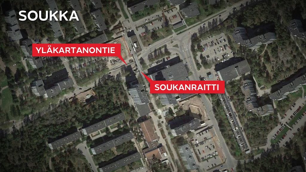 Länsi-Uudenmaan poliisi epäilee, että mieshenkilö löi 9-vuotiasta tyttöä astalolla kello 18 aikaan Soukanraitin liikekiinteistön Yläkartanontien ylittävän kävelysillan puoleisella edustalla.