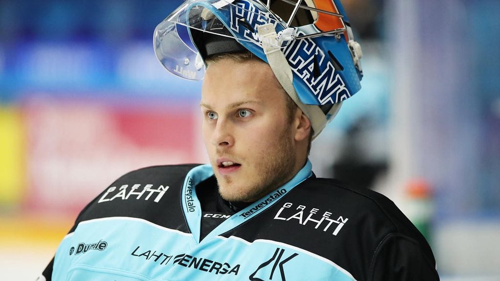 Atte Tolvanen joutui torjuntatöihin ilman kypäräänsä.