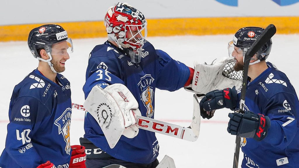 Frans Tuohimaa (kesk.) säkenöi debyytissään niin tolppien välissä kuin maalitilastoissakin.