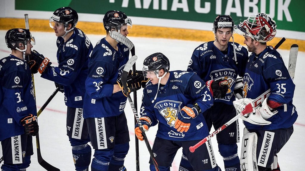 Leijonapelaajat onnittelivat maalin tehnyttä Frans Tuohimaata ja toisiaan Ruotsi-voiton jälkeen sunnuntaina iltapäivällä.