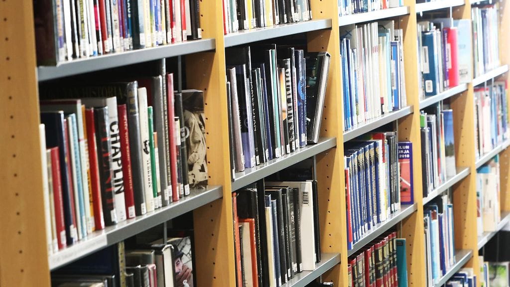 Useaa kirjastoa on yritetty huijata, kertoo sanomalehti Karjalainen.