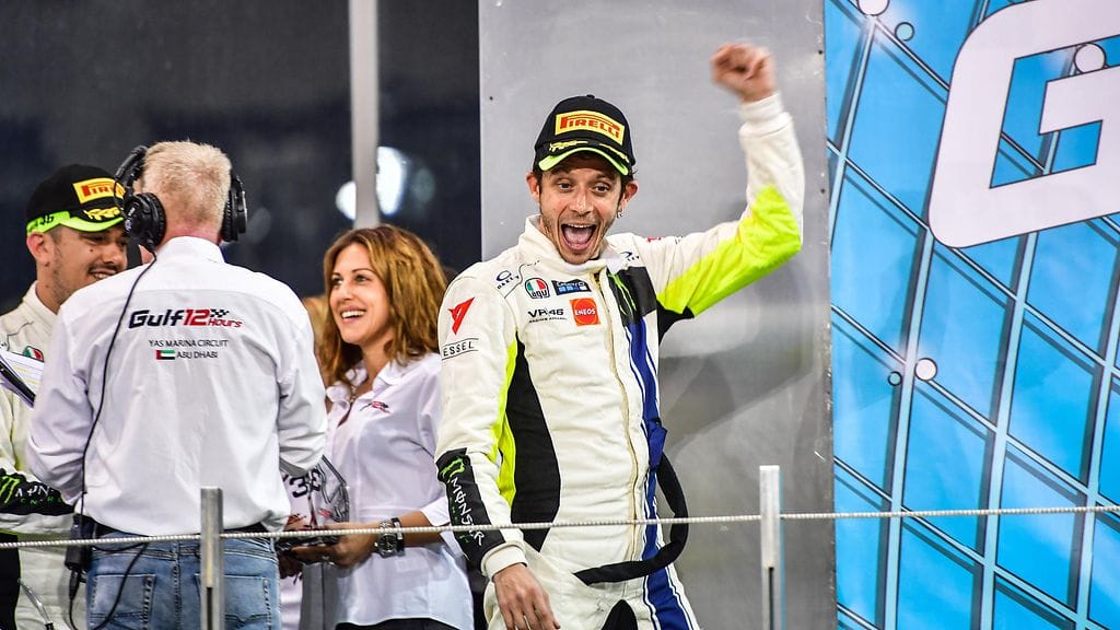 Valentino Rossi juhli autokuntansa kanssa luokkavoittoa Abu Dhabissa.