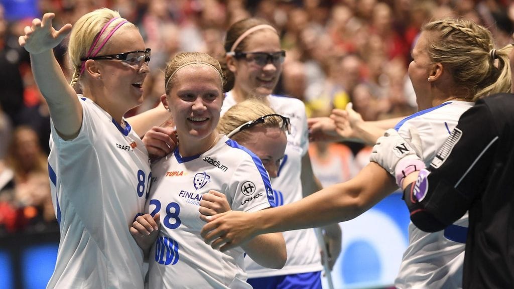 My Kippilä (vas.), Veera Kauppi, Ella Sundström, Oona Kauppi ja Inka Lampinen juhlivat MM-pronssimitalin varmistumista.