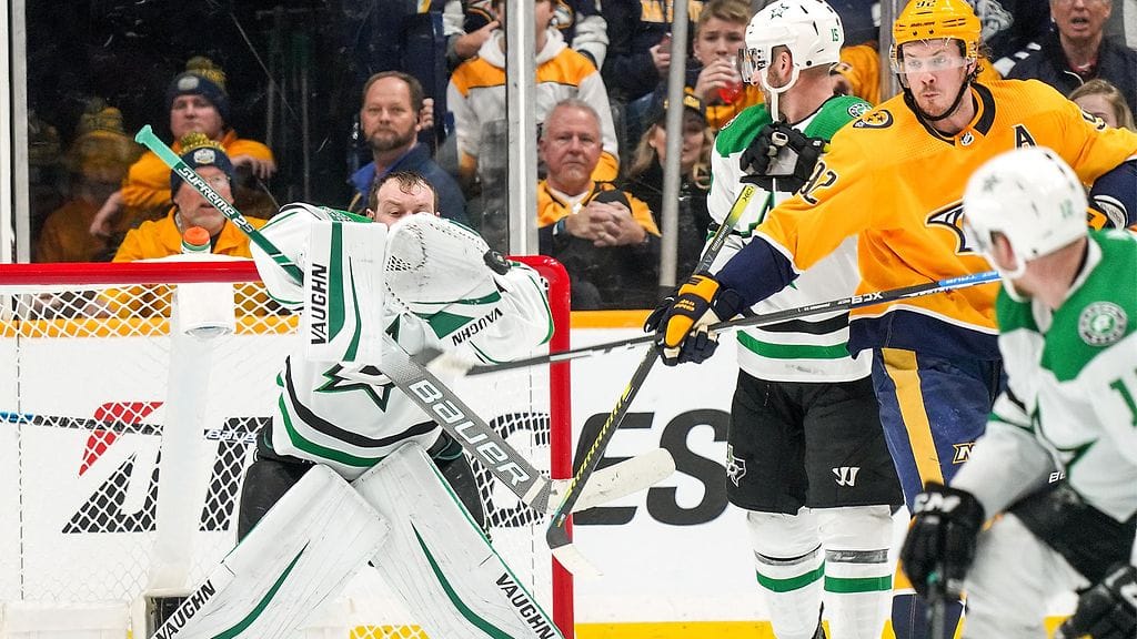 Anton Hudobin pysäytti kiekon paljain päin ottelussa Nashvillea vastaan.