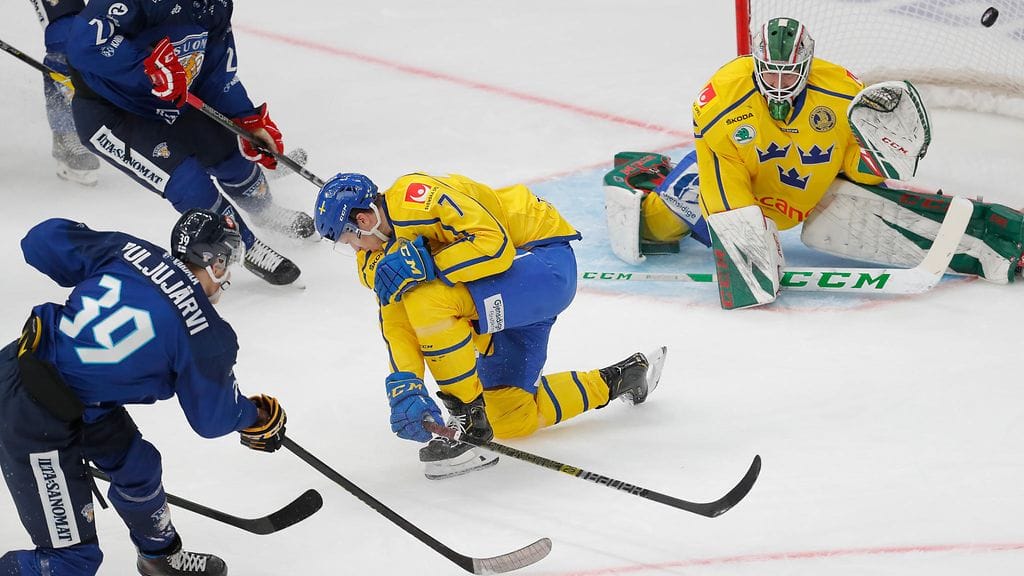 Jesse Puljujärvi heilutti maaliverkkoja lauantain Ruotsi-pelissä.